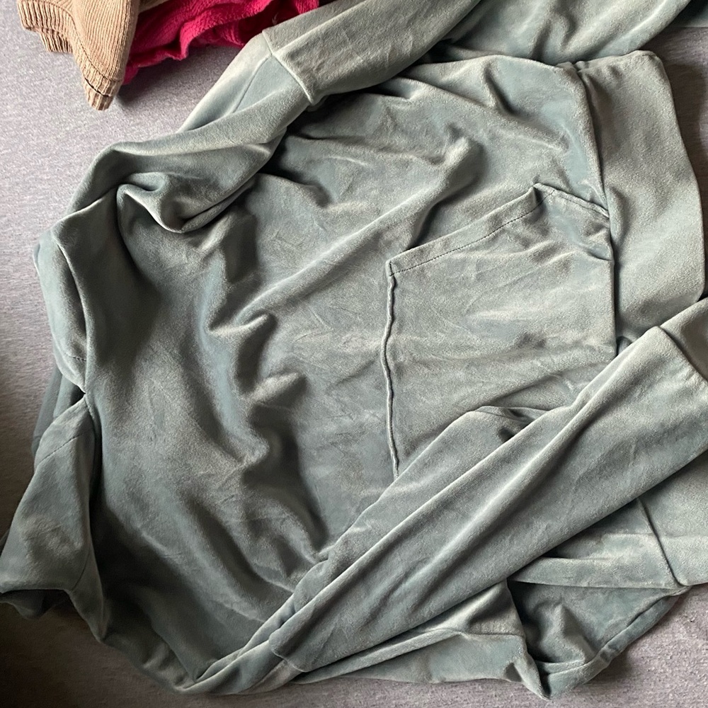 Velvet sweater, in light green, American Eagle size small